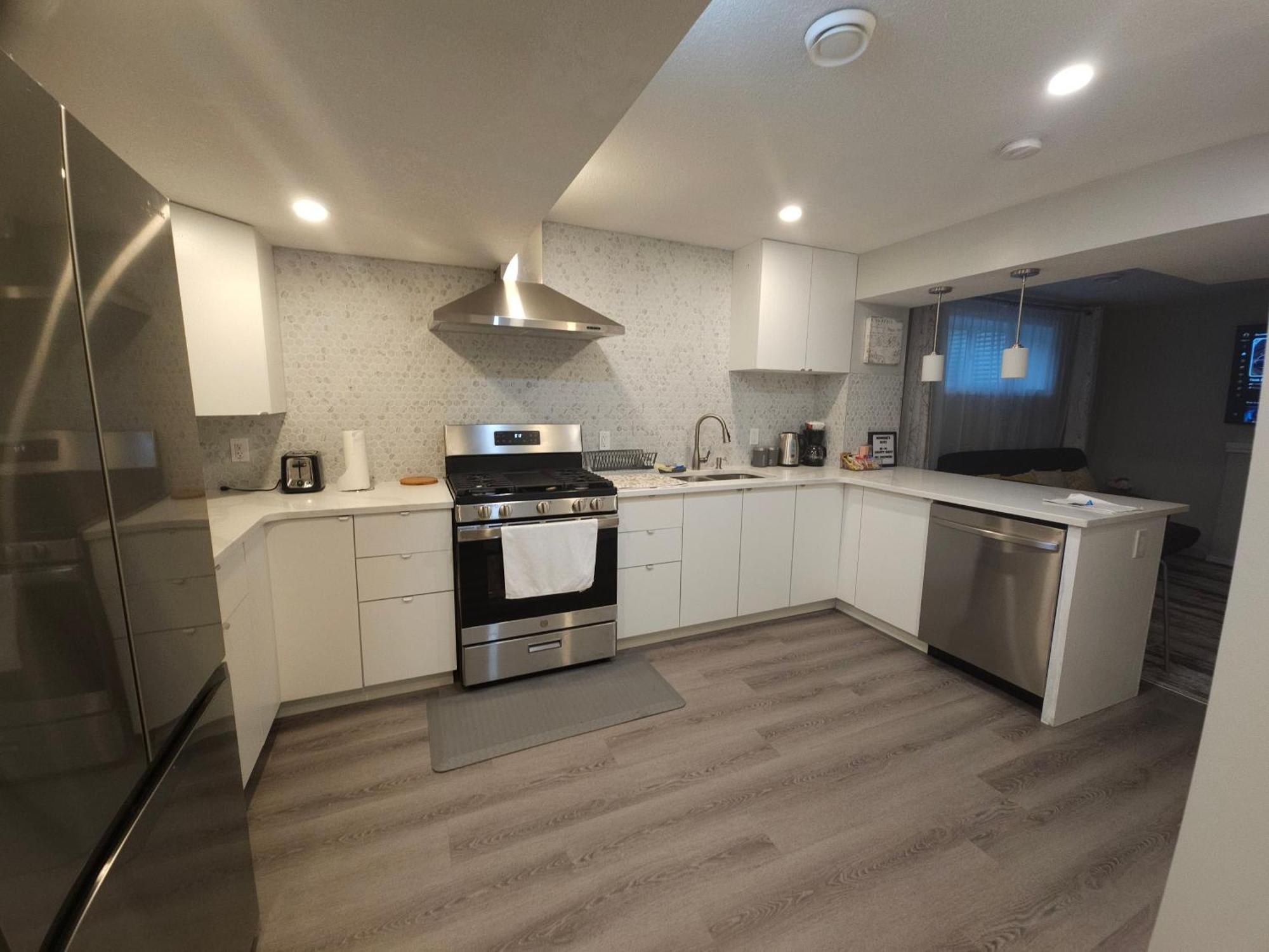 Cozy 2 Bedroom Suite, Queen Beds, Near The Airport إيدمونتون المظهر الخارجي الصورة